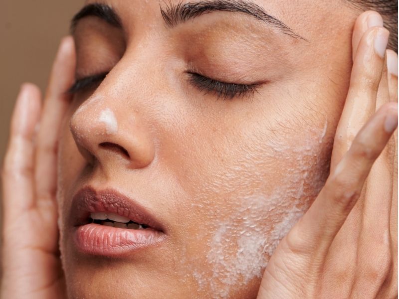 chica lavandose el rostro - Elementos Web okkoderm